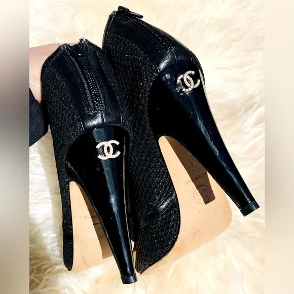 CHANEL ブラックレザー ウェッジヒール CHANEL Black Sandal Wedge Heels | Size 38.5 – theREMODA